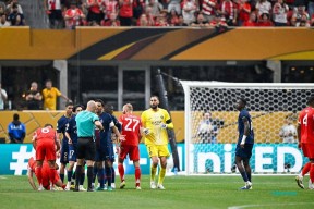 爱游戏APP-比赛局势复杂首场状态出色，拜仁观众沸腾！，纳达尔重返赛场观众掌声雷动(南海斗争形势复杂严峻)