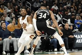 爱游戏体育APP-浓眉哥在雄鹿比赛中夺冠，战术调整引发热议！赢得满堂喝彩(鲍比波蒂斯在雄鹿队十佳球)